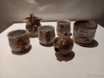 Středně hnědá keramika - cena sada.