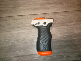 Nerf - originální držadlo pod zbraň (grip)