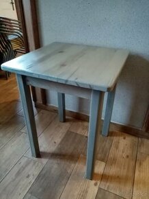 Stůl dřevěný čtvercový