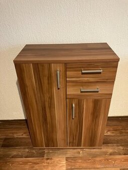 VYŠŠÍ ELEGANTNÍ KOMODA V DEKORU TMAVÉHO UŠLECHTILÉHO DUBU