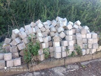 Betonové sloupy a kostky