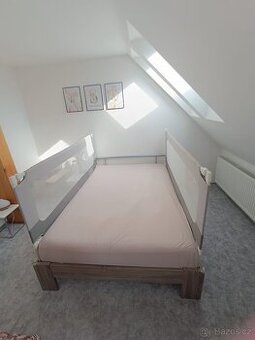 Postel s bočnicemi