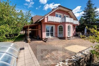 Prostorný rodinný dům 6+kk s bazénem a výhledem na zámecký p - 1