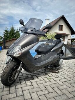 skútr Yamaha SE06 – 125 ccm (nepojízdný, na značkách)
