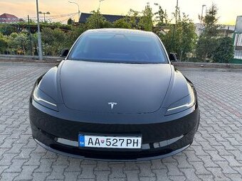 Tesla 3 dojazd 702km