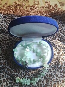 Nahrdelnik , zeleny kyanit a kristal