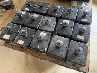 Staré elektro součásti - vypínače, zásuvky, krabičky, světla