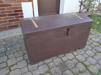 Velká hnědá dřevěná truhla