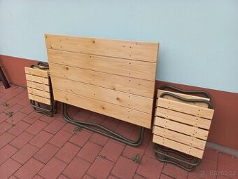 Dřevěný skládací vojenský stůl a 4 skládací stoličky