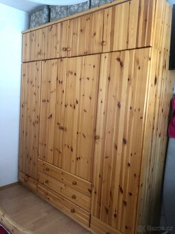 Skříňová sestava s nástavci z masivu.