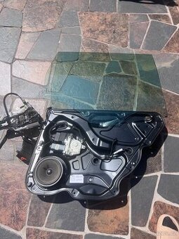 Prodám vnitřek pravých zadních dveří na Passat B6