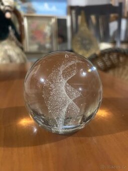 Skleněné těžítko s abstraktním motivem