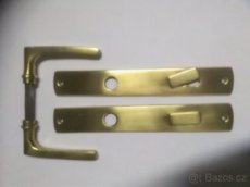 Kování mosazné původní na historické dřevěné dveře