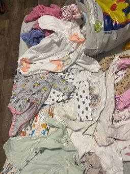 Dětský kokon a balíček oblečení