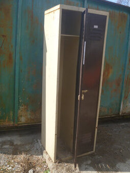 Prodám starou vojenskou skříň.