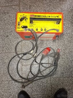 Svařovací transformator s nabijeckou