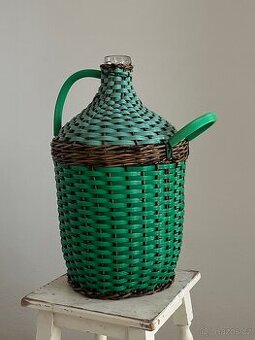 Demižon s tradiční skleněnou nádobou