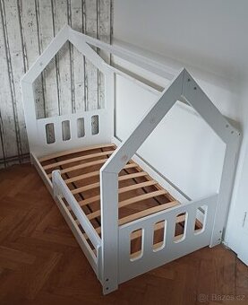 Dětská postel domeček