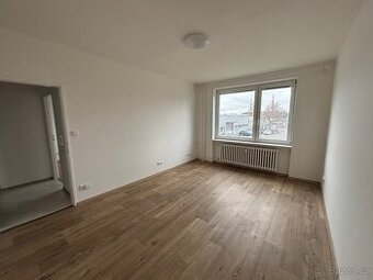 Pronájem prostorného bytu 4+1 (76m²) v super lokalitě