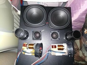 Měniče a výhybky vytažené z beden.