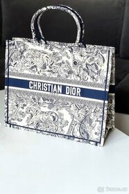 Dior kabelka BOOK TOTE (Blue Toile de Jouy embroidery)