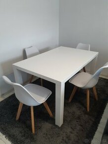 Jídelní stůl bílý lesk + 4 židle + koberec