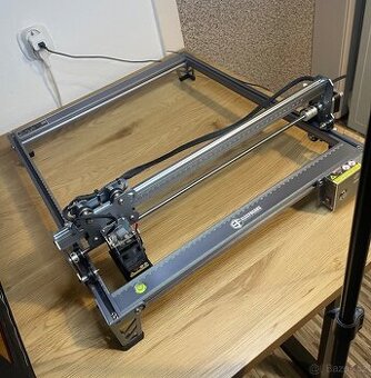 Laser gravírovací stroj