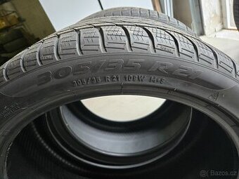 305/35R21