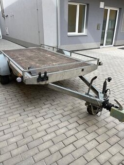 Přívěsný brzděný vozík Agados s najezdy - 1
