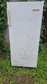 Lednička na náhradní díly za odvoz, pravděpodobně funkční