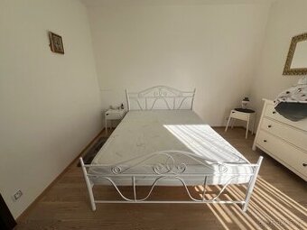 Postel+ortopedicka matrace (koupena za 15k) nocni stolky