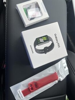 Samsung Galaxy Fit3 včetně pouzdra a řemínku