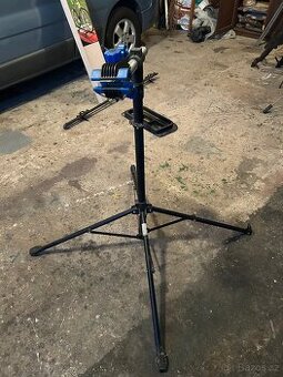 Montážní stojan na opravu kol