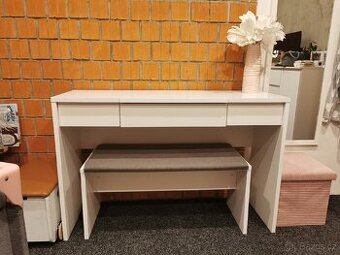 Psací nebo kosmetický stolek