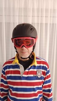 Lyžařská helma s brýlemi