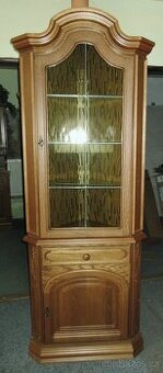 Rustikální rohová vitrína osvětlená z masivu ( Dub )