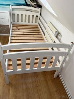 Postel s úložným prostorem