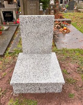 Urnový hrob z přírodní žuly