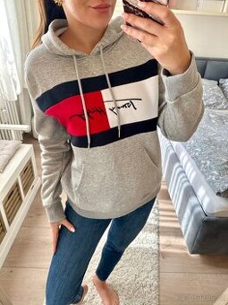 TOMMY HILFIGER ŠEDÁ MIKINA S KAPUCÍ