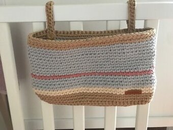 Ručně háčkovaný košík na postýlku, košíky na doplňky
