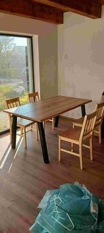 Masivní jídelní stůl - 1