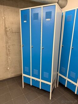 Kovová šatní skříň