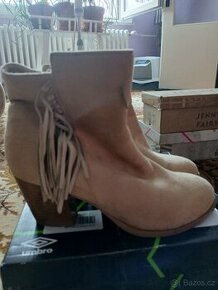 Béžové semišové boty Baťa vel. 39