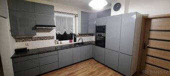 Vzorková kuchyňská linka - sestava bezúchytková Aspen