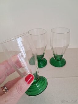 Tři starožitné skleničky decovky se zeleným dnem