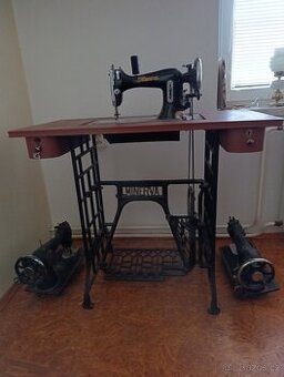 Staré šicí stroje.