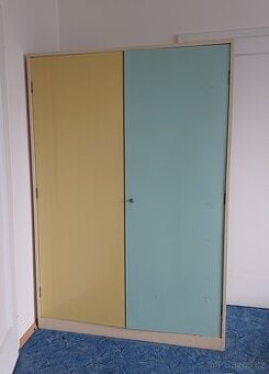 Dřevěná šatní skříň