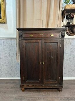 Starožitná skříň (143016)