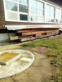 Smrkove trámy hoblovane a hranene.