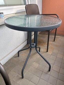 Prosklený venkovní stůl